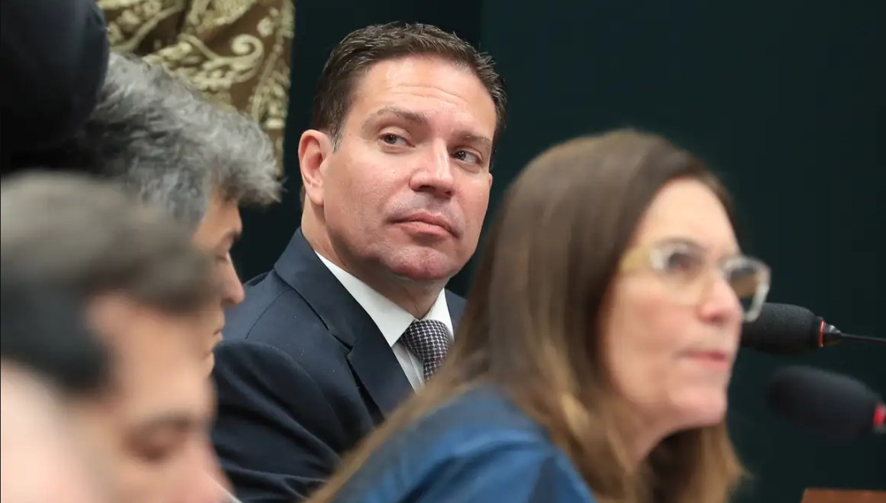 Moraes determina suspensão parcial da ação do golpe contra Ramagem