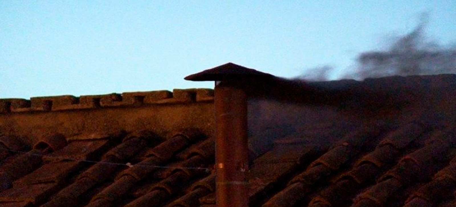 Fumaça preta: primeiro dia de votação termina sem decidir novo papa