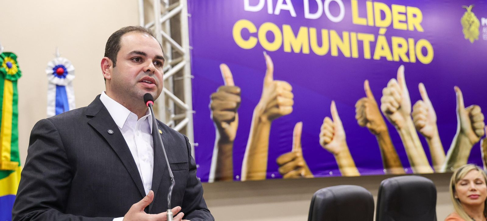 Roberto Cidade homenageia líderes comunitários e destaca trabalho social