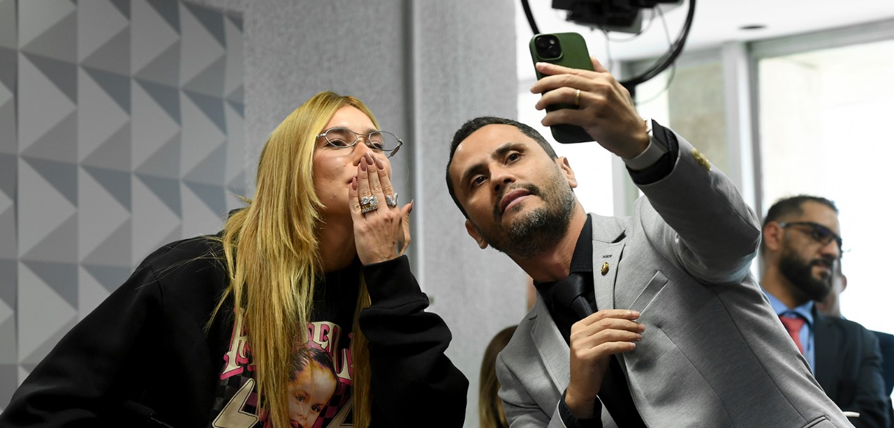 Senador pede foto a Virginia em CPI das Bets: ‘Pra minha esposa’