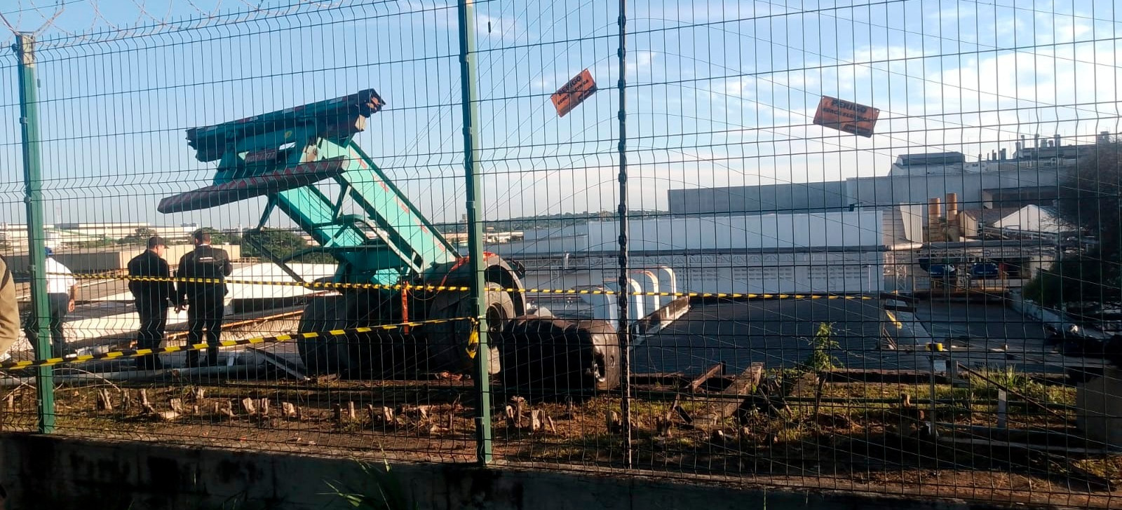 Caminhão atropela, mata pedestre e atinge fábrica em Manaus