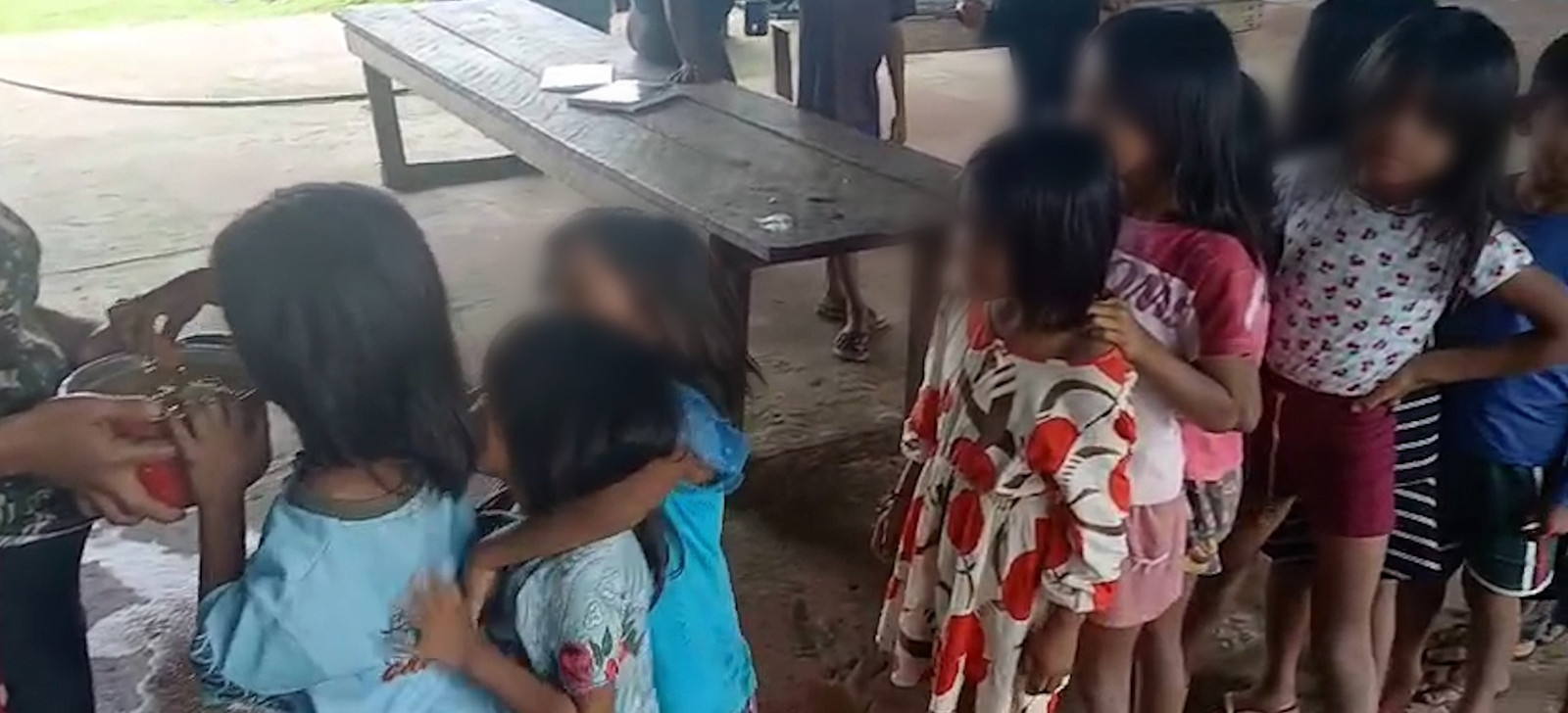 No Pará, crianças indígenas sem merenda escolar fazem fila para comer ‘chibé’