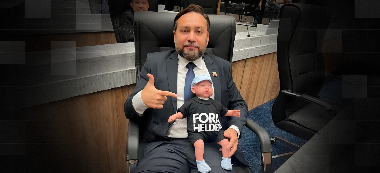 Vereador leva bebê reborn ‘Fora Helder’ à Câmara Municipal de Belém