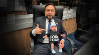 Vereador leva bebê reborn ‘Fora Helder’ à Câmara Municipal de Belém