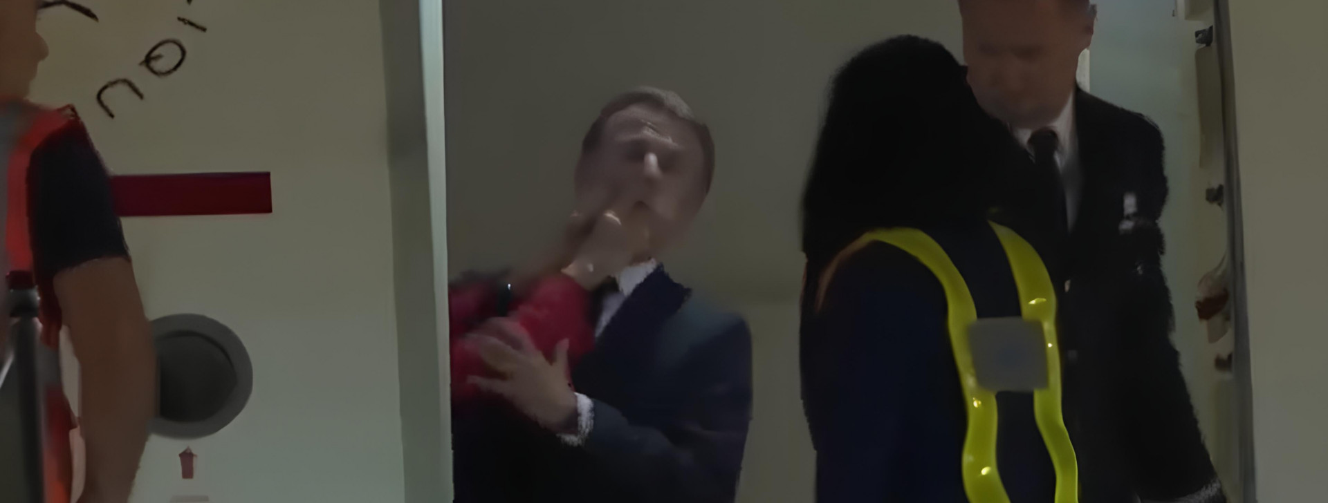 Agressão? Primeira-dama da França empurra rosto de Macron em viagem ao Vietnã