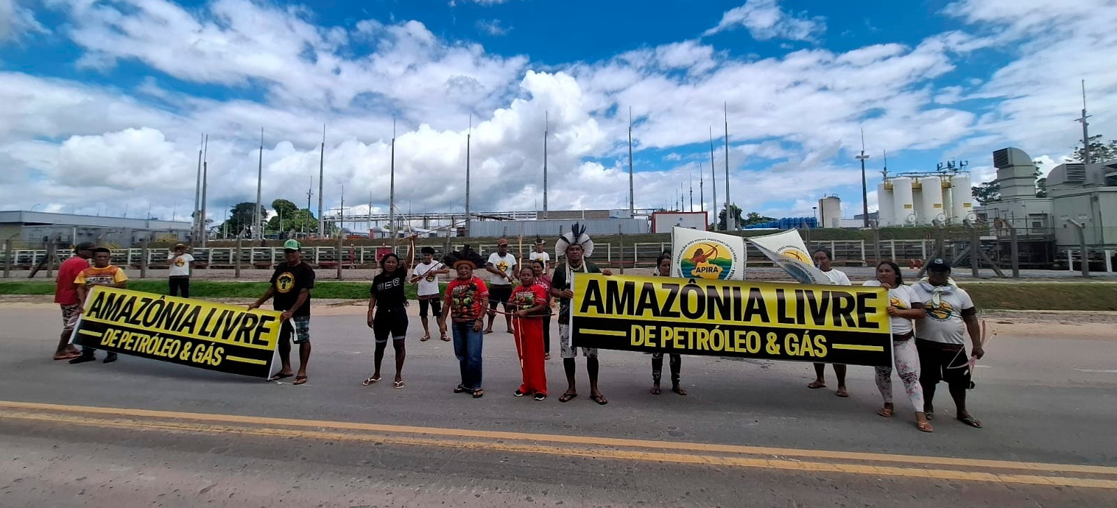 Indígenas fecham estrada em protesto contra exploração de gás pela Eneva