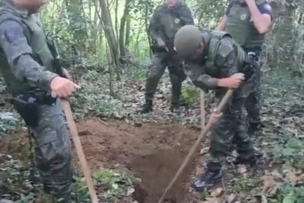 Guarda Civil encontra 14 ossadas humanas em cemitério clandestino de SP