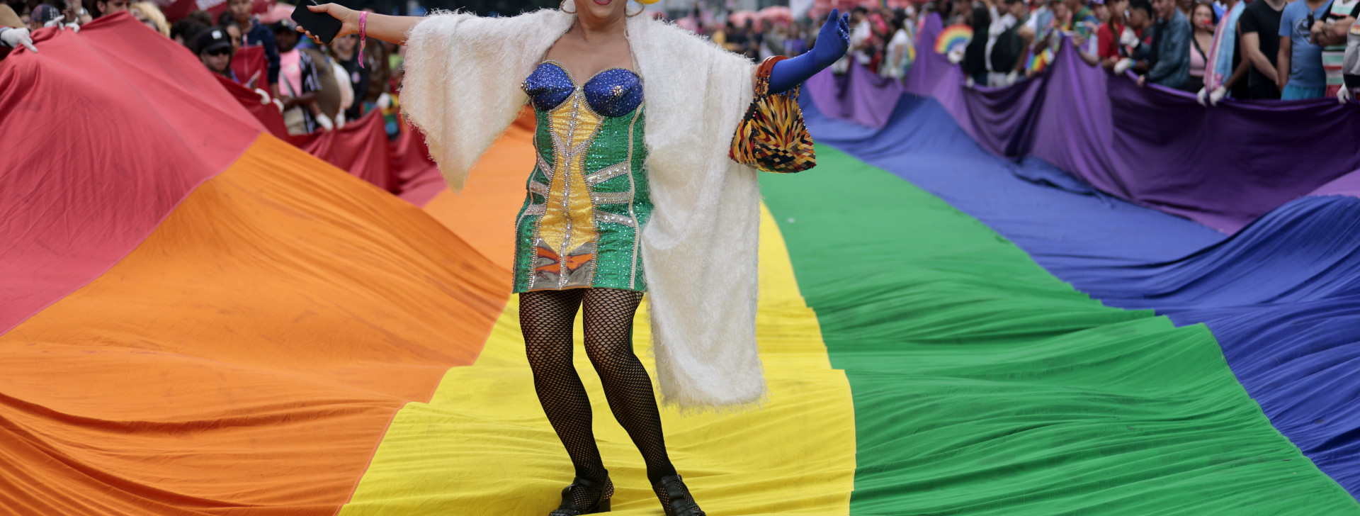 Parada LGBTQIAPN+ em São Paulo aborda etarismo, preconceito e luta