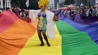 Parada LGBTQIAPN+ em São Paulo aborda etarismo, preconceito e luta