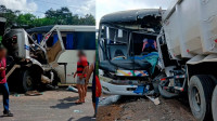Veja imagens da colisão entre ônibus e caminhão na AM-010