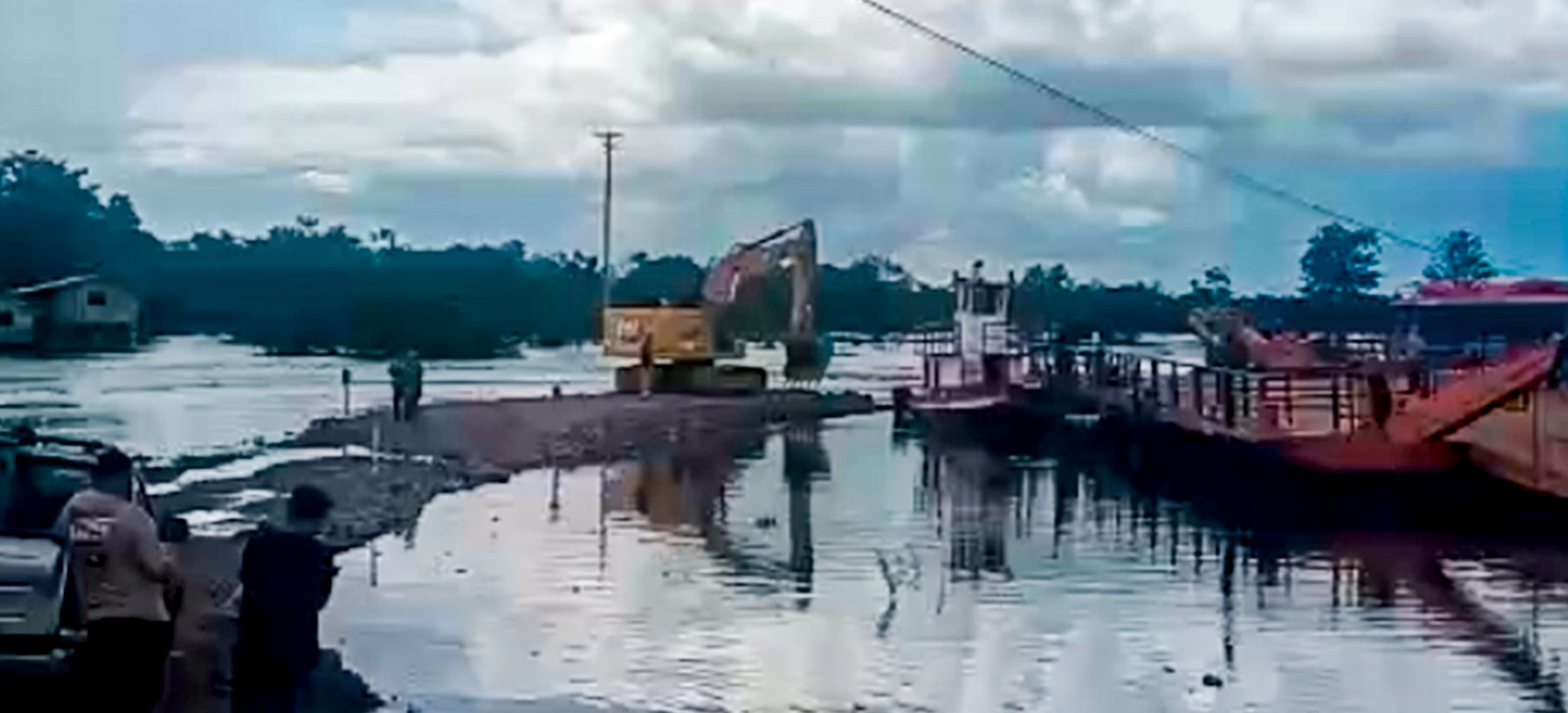 Crossing on BR-319 is blocked at another stretch after ferry cable snaps