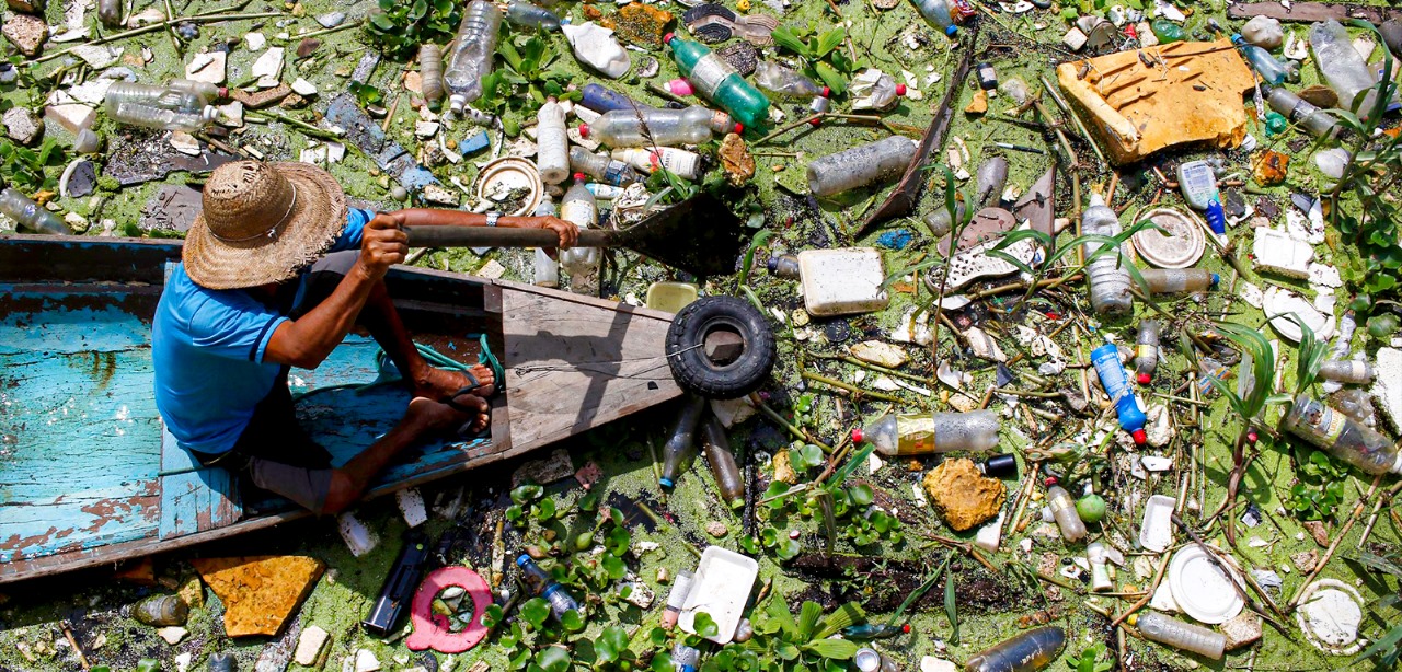 Adrift City: lives surrounded by trash in the heart of Manaus