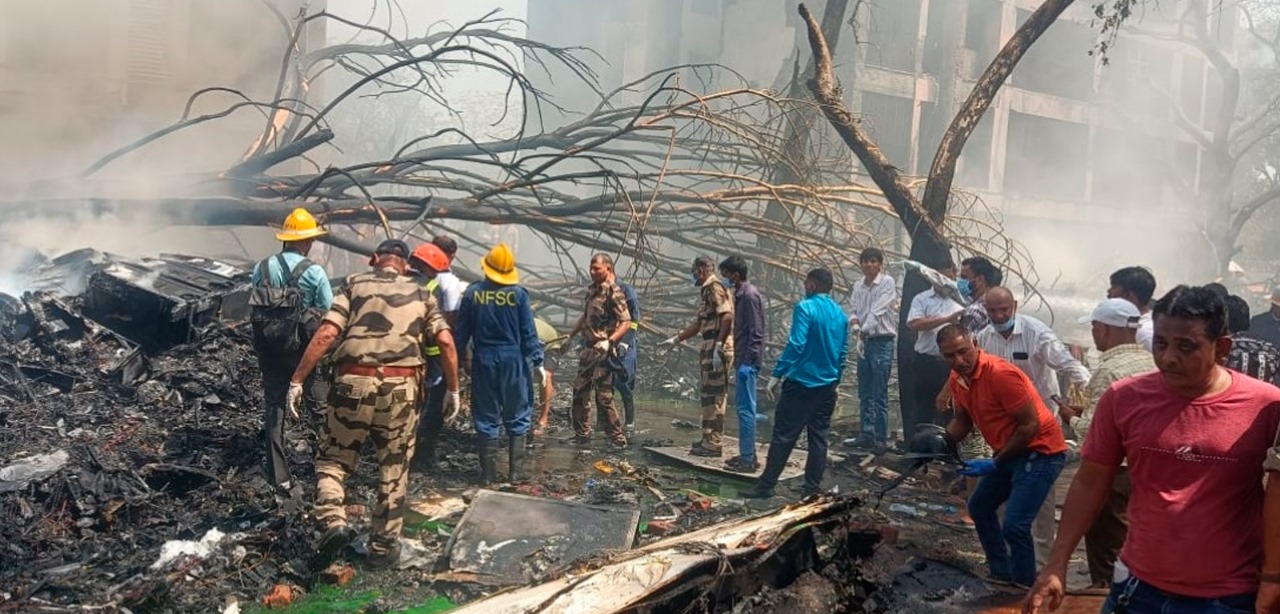 ‘Parece não haver sobreviventes’, diz comissário de polícia sobre queda de avião na Índia