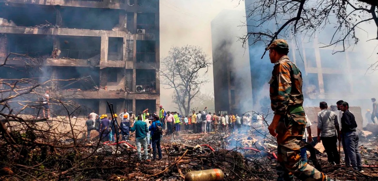 Queda de avião com 242 pessoas abordo atingiu prédio usado por médicos na Índia