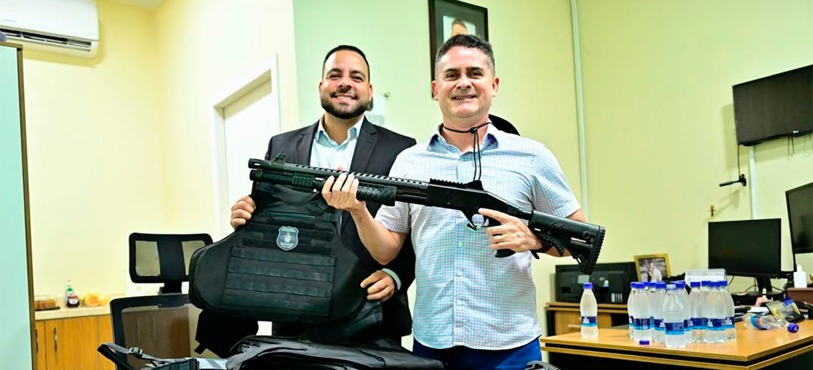 Em meio à crise de gestão, prefeito de Manaus posa com armamento