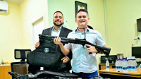 Em meio à crise de gestão, prefeito de Manaus posa com armamento