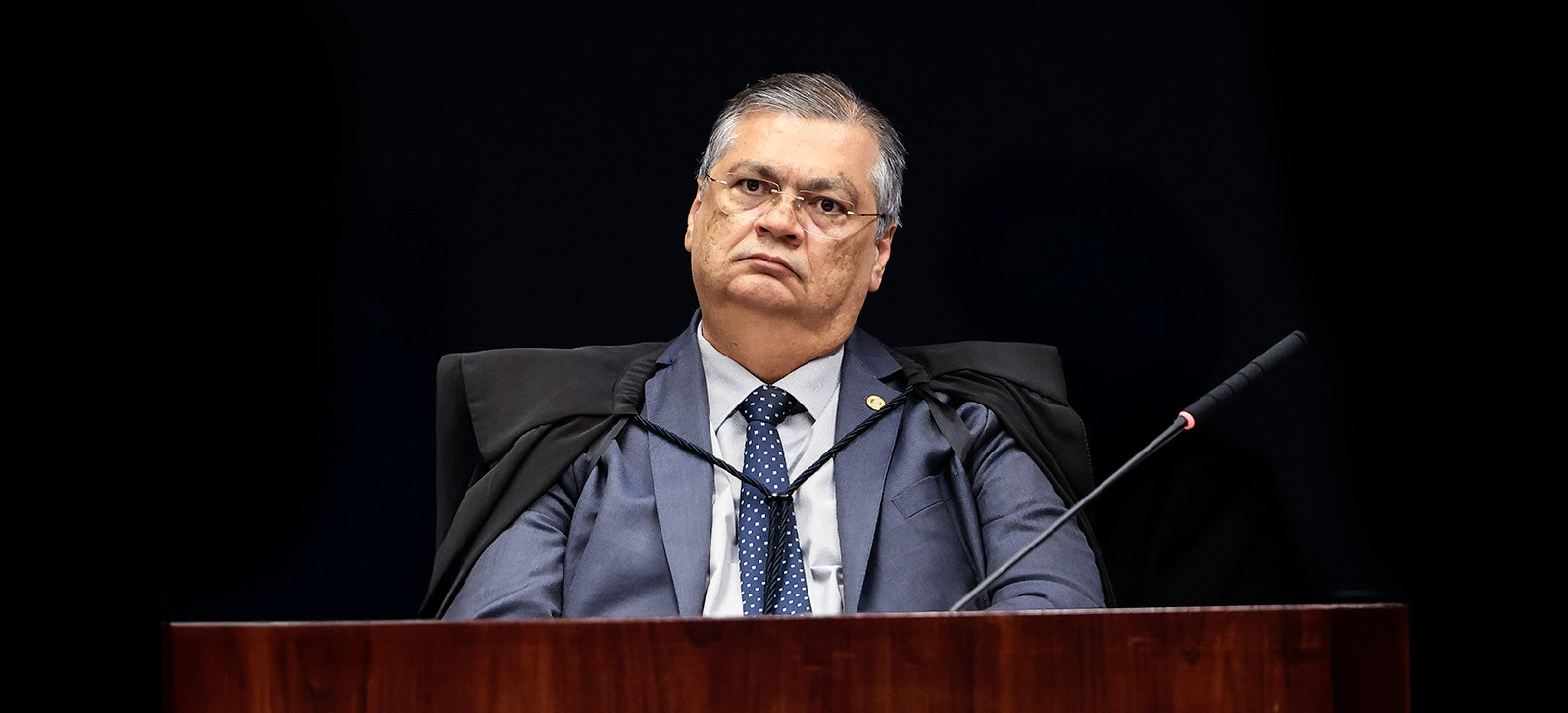 Mulher que tentou agredir Flávio Dino durante voo é indiciada pela PF