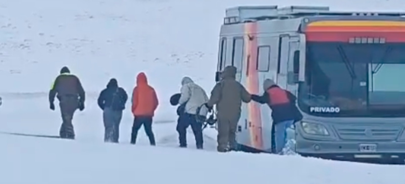 Brasileiros presos em estrada após nevasca são resgatados no Chile