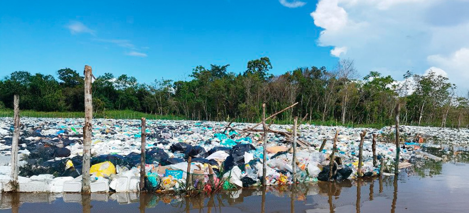 DPE pede ação federal após lixão no Peru contaminar rio no Amazonas