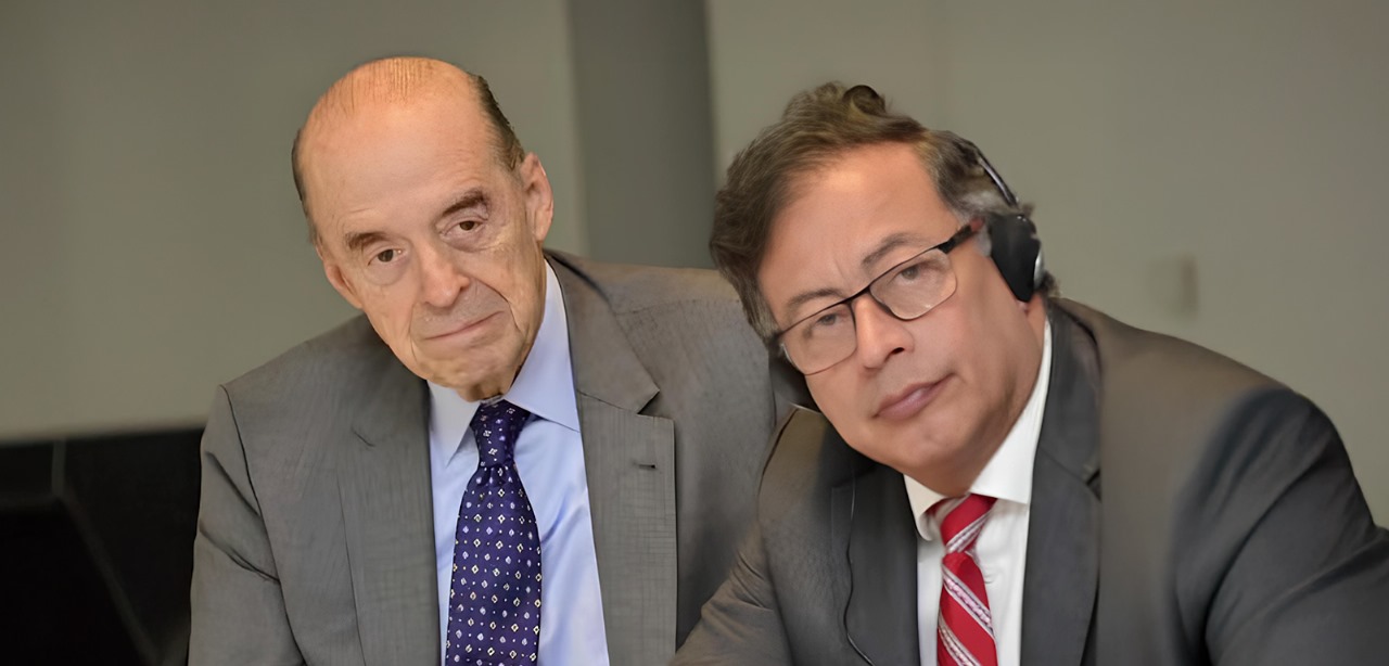 Ex-chanceler da Colômbia tentou derrubar presidente com apoio dos EUA, diz jornal