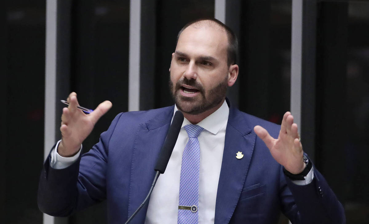 Inquérito cita quatro crimes de Eduardo Bolsonaro; veja quais são