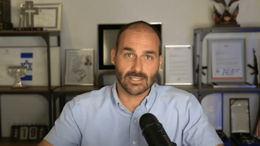 Nos EUA, Eduardo Bolsonaro descarta renúncia ao cargo de deputado