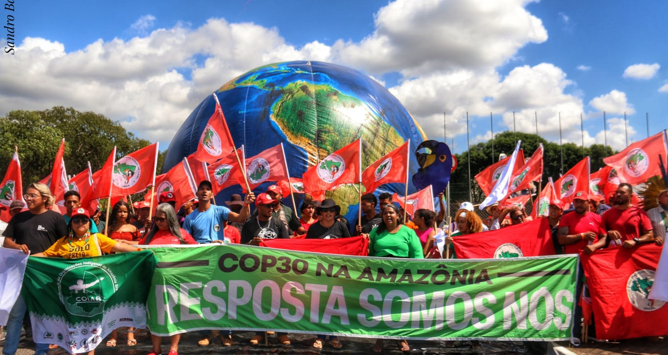 Ato com globo inflável coberto de petróleo marca protesto na ‘zona azul’ da COP30