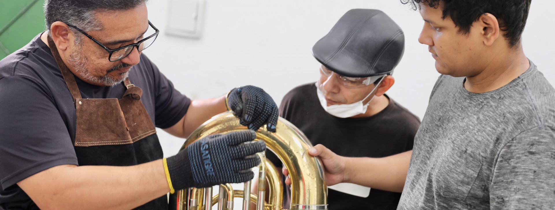 UEA promove formação inédita em lutheria de metais em Manaus