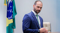 Eduardo Bolsonaro renuncia e fica nos EUA em meio a crise diplomática