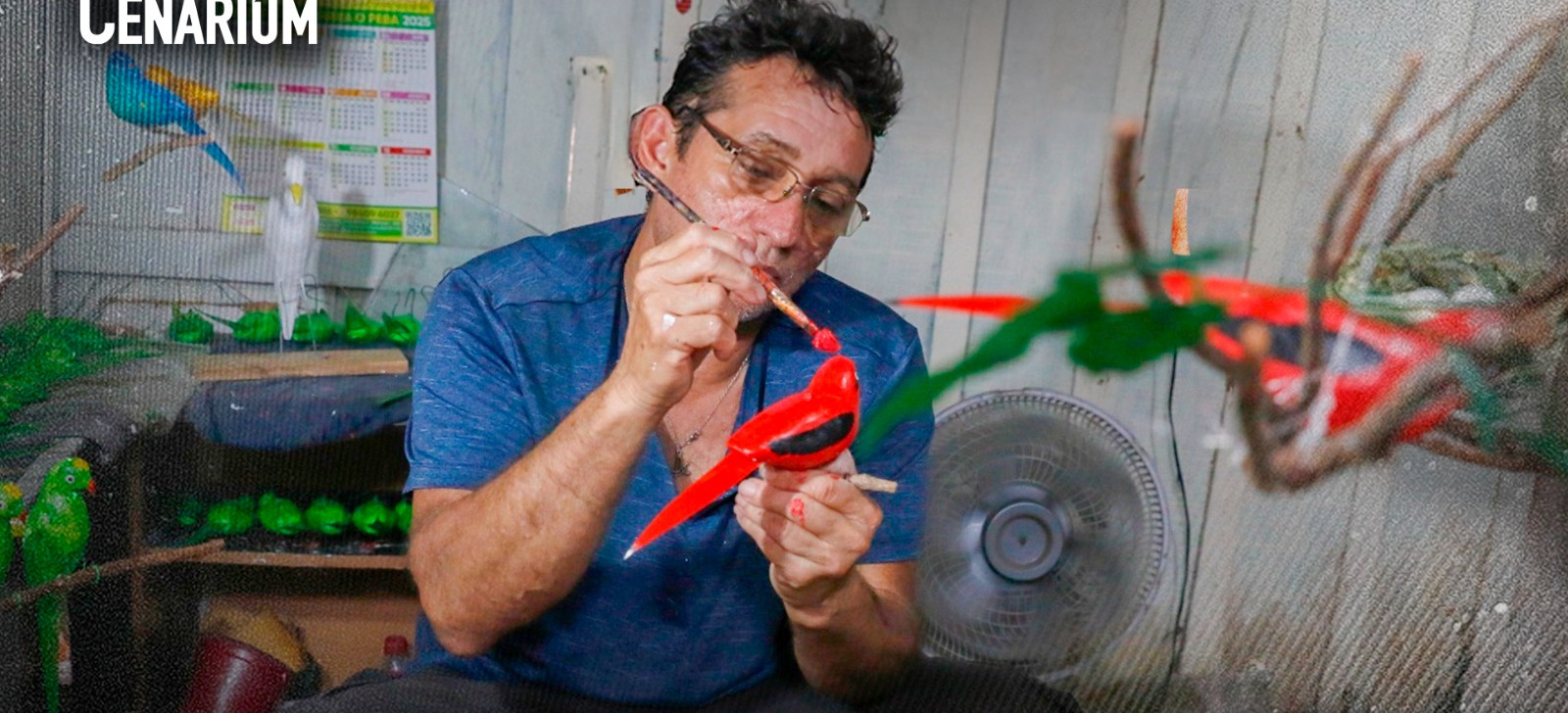 Em palafita sobre igarapé de Manaus, artesão cria aves amazônicas com gesso