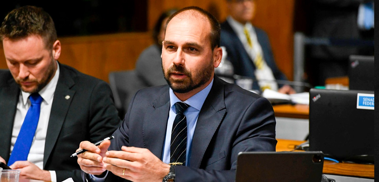 Bens e contas de Eduardo Bolsonaro são bloqueados por determinação de Moraes