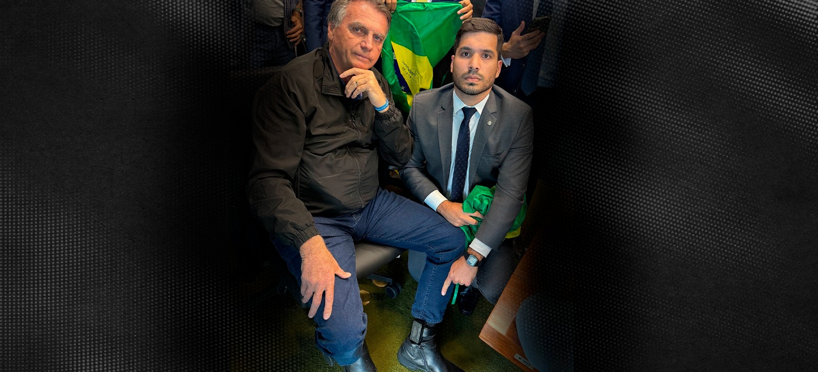 Bolsonaro mostra tornozeleira instalada após ordem de Moraes