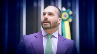 Eduardo Bolsonaro volta a exercer mandato de deputado e líder do PT pede suspensão