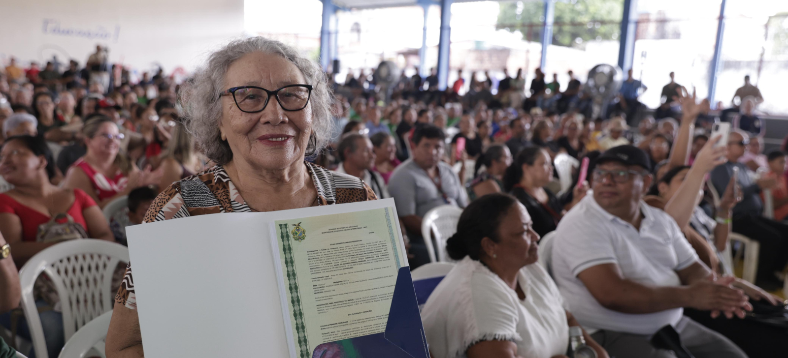 Entrega de títulos definitivos de imóveis no AM realiza sonho de famílias no Estado