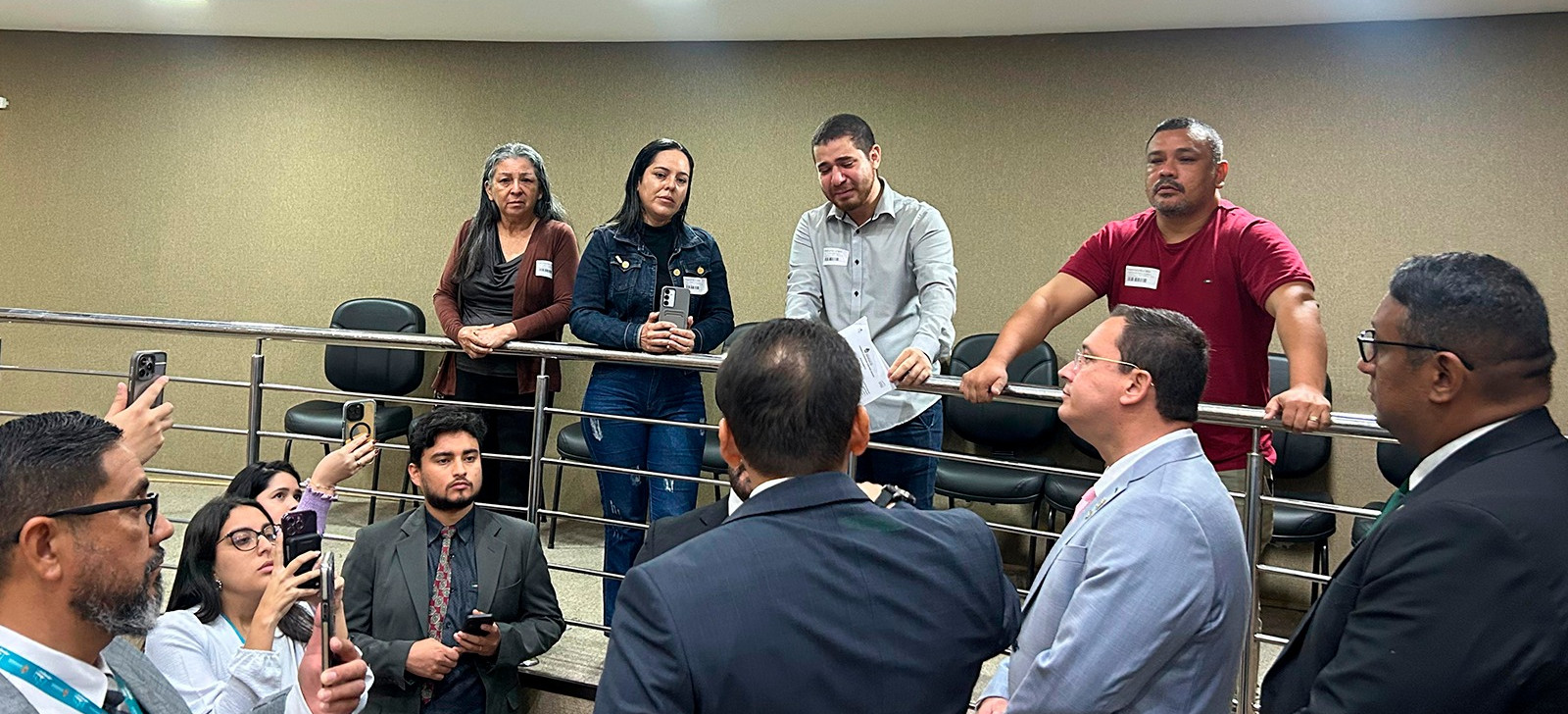 Viúvo de grávida vítima de acidente em Manaus chora após ter fala barrada na CMM