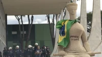 Mulher que pichou estátua no 8 de Janeiro tem condenação mantida