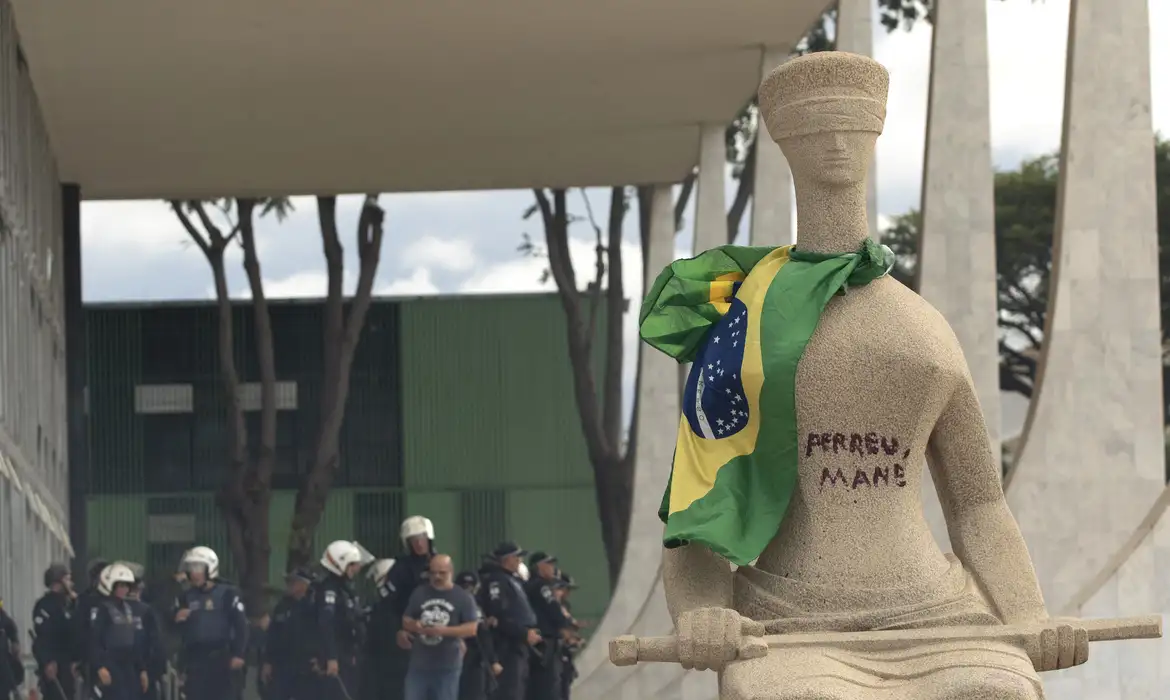 Mulher que pichou estátua no 8 de Janeiro tem condenação mantida
