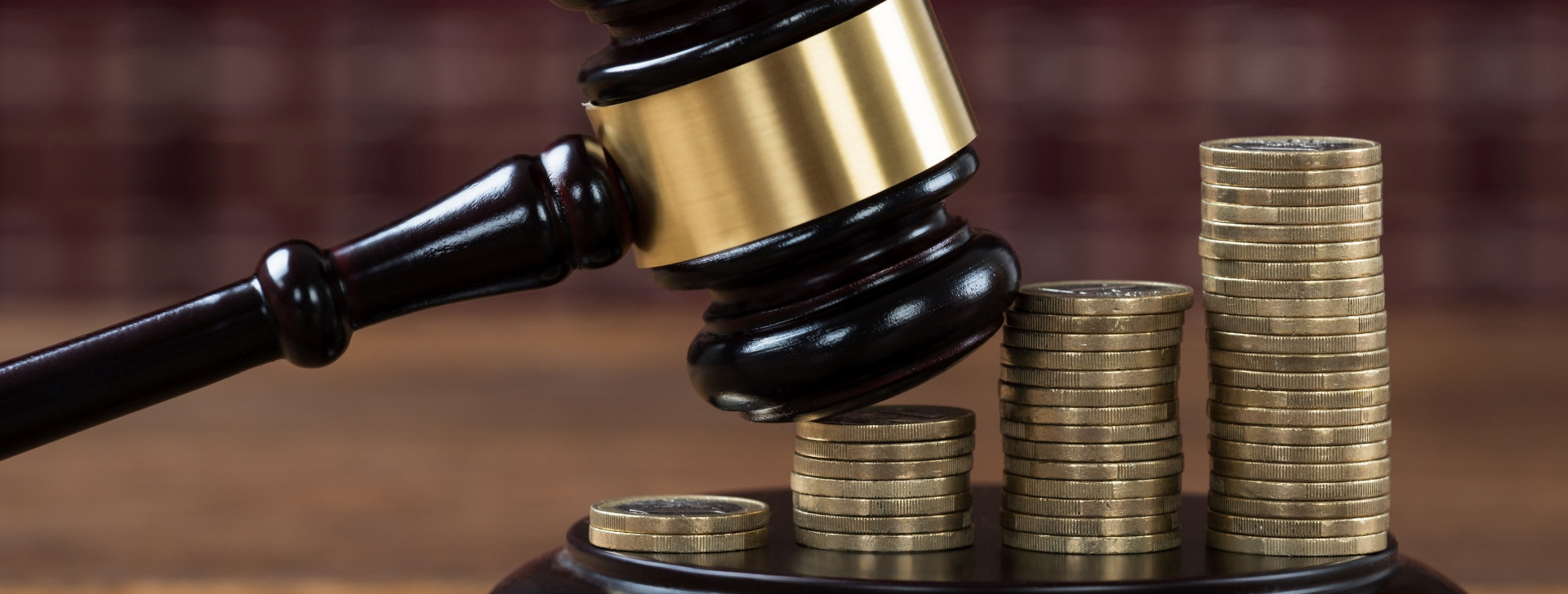 No Brasil, políticos e juízes recebem 20 vezes mais que a renda média da população