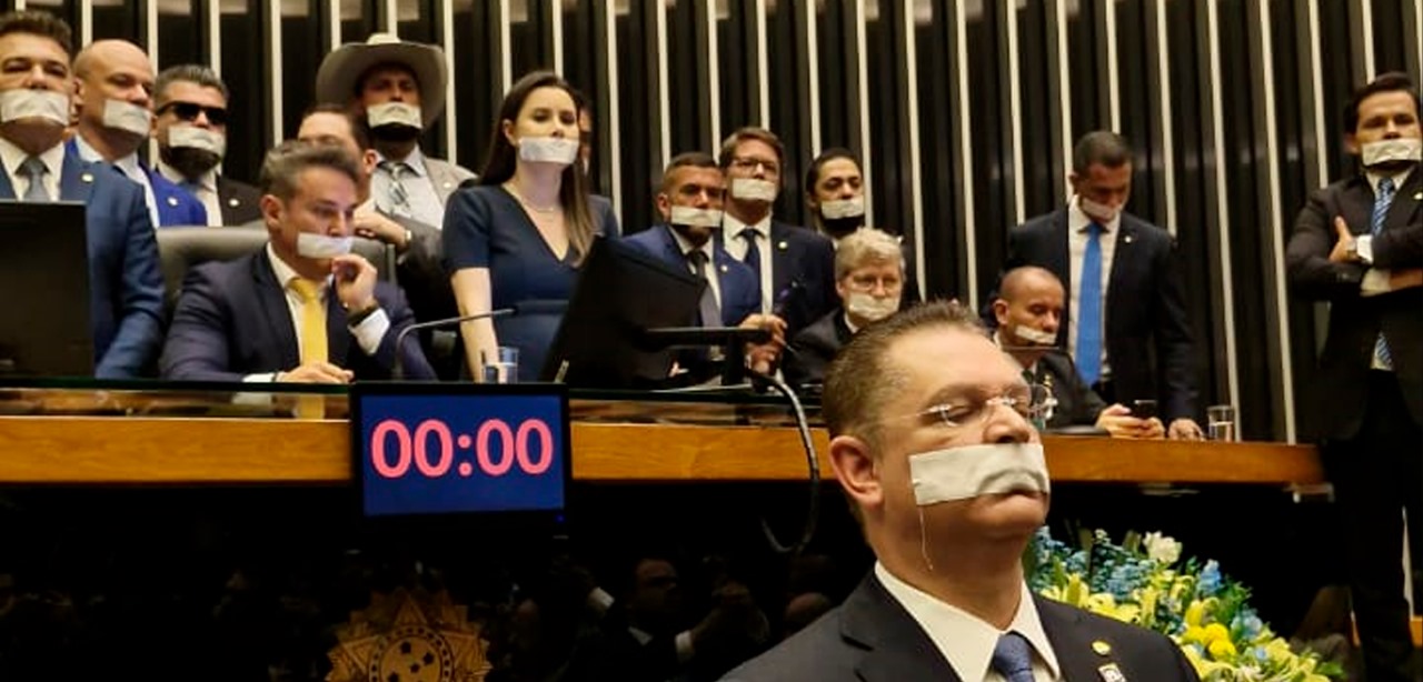 Oposição ocupa Congresso, exige anistia e pede impeachment de Moraes