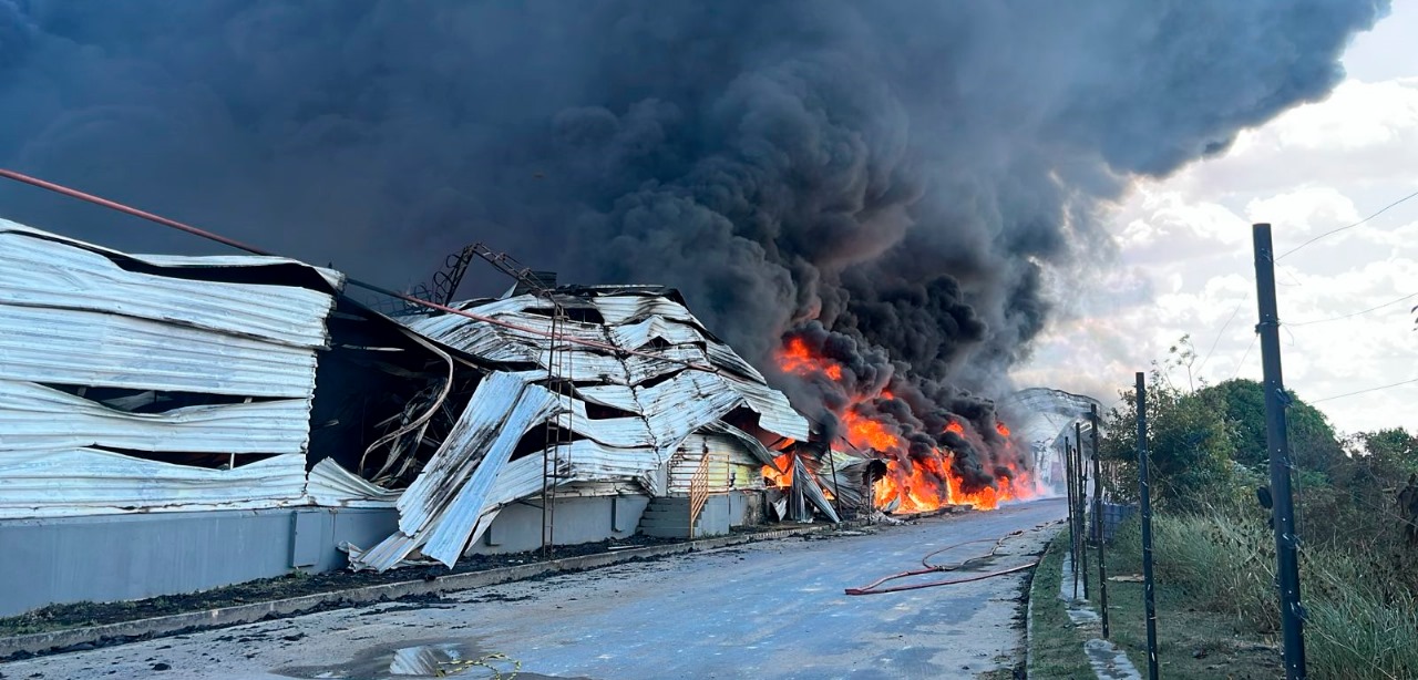 Incêndio atinge fábrica de veículos no Distrito Industrial em Manaus