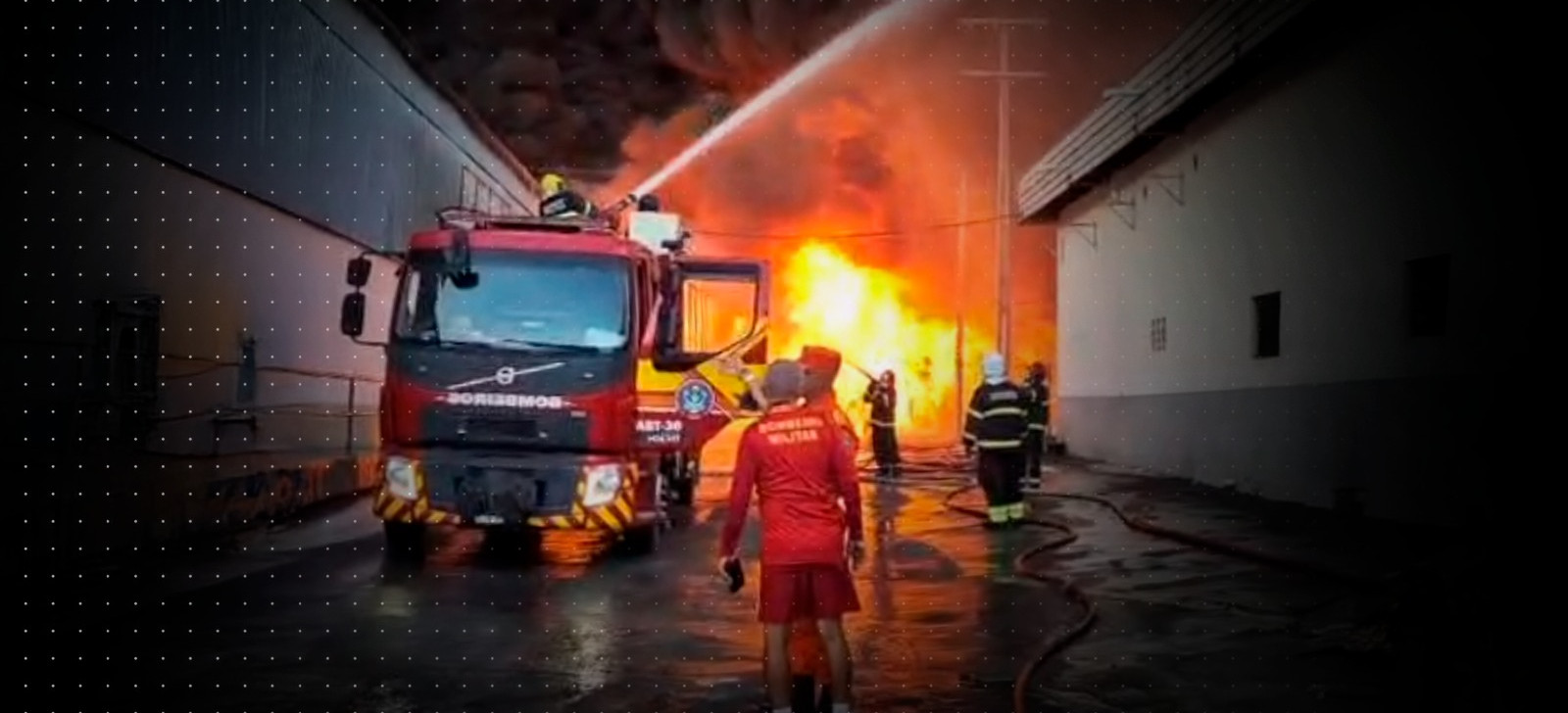 Bombeiros atuam há mais de oito horas em incêndio que atinge fábrica de Manaus