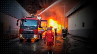 Bombeiros atuam há mais de oito horas em incêndio que atinge fábrica de Manaus