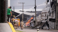 Fábrica de veículos enfrenta quase 24 horas de incêndio na Zona Franca de Manaus