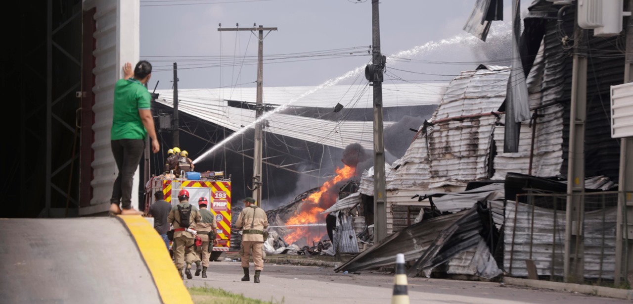Fábrica de veículos enfrenta quase 24 horas de incêndio na Zona Franca de Manaus