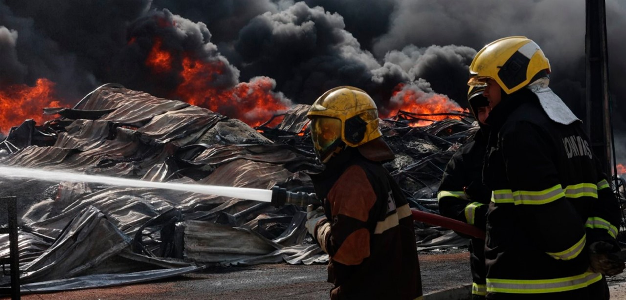 Governo do AM cria força-tarefa contra incêndio em fábrica de Manaus