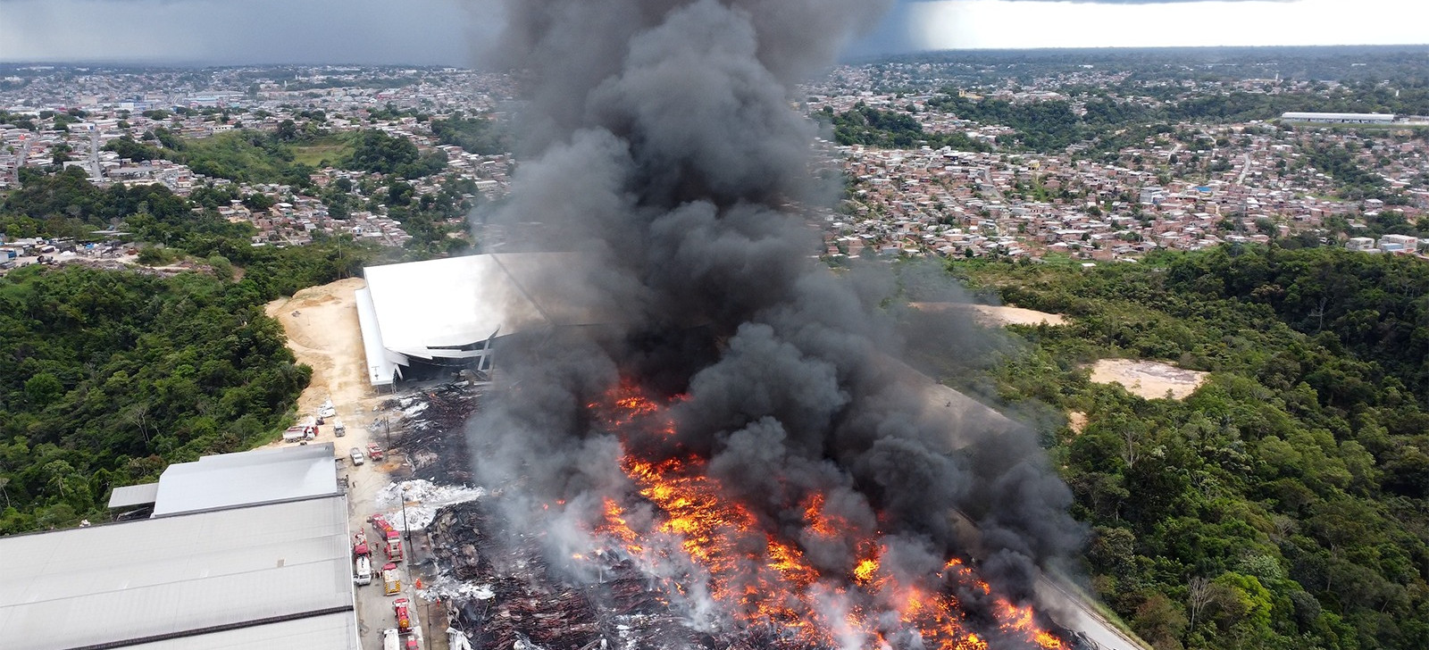 Imagens aéreas mostram incêndio em fábrica após quase 30 horas no AM