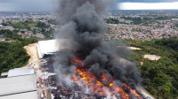 Imagens aéreas mostram incêndio em fábrica após quase 30 horas no AM