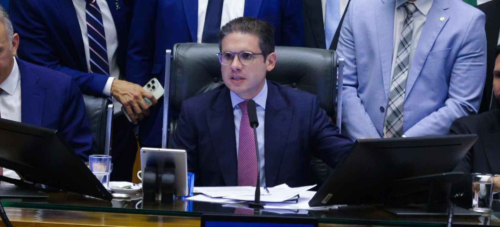 Hugo Motta convoca sessão e ameaça suspender deputados que tentarem impedir trabalhos