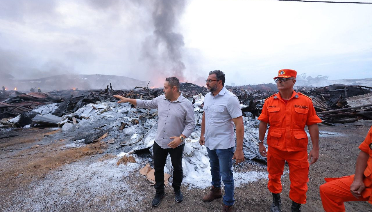 Governador do Amazonas visita empresas atingidas por incêndio em Manaus
