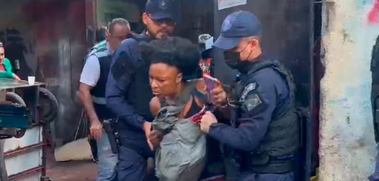 Prefeitura de Manaus usa força para fechar depósito de vendedores ambulantes no Centro